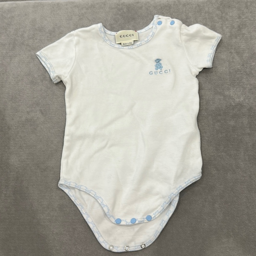 Kids Gucci 2 piece onesies with a bib
